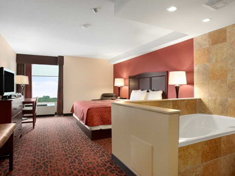 Ramada By Wyndham Niagara Falls/Fallsview Room photo
