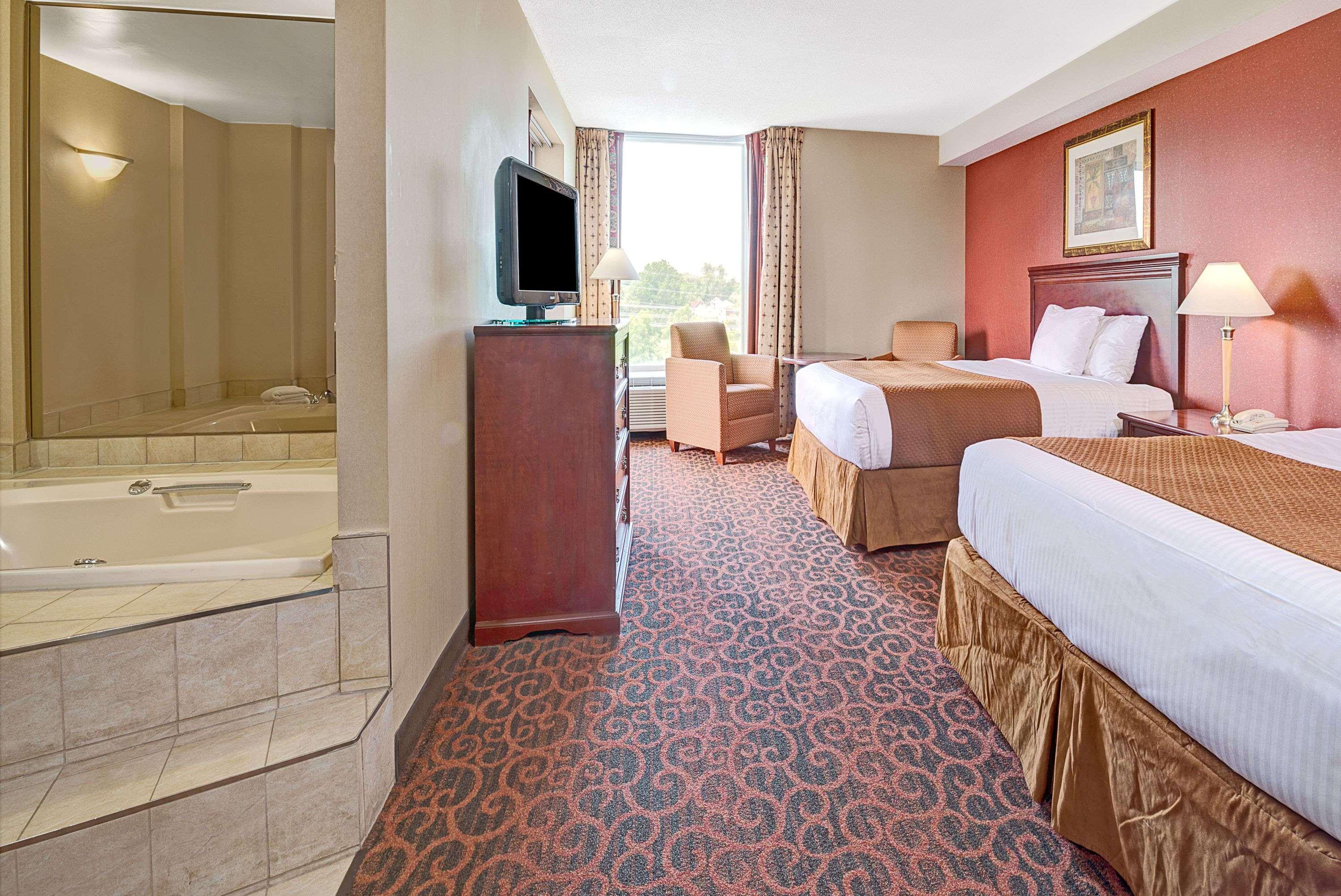 Ramada By Wyndham Niagara Falls/Fallsview Exterior photo