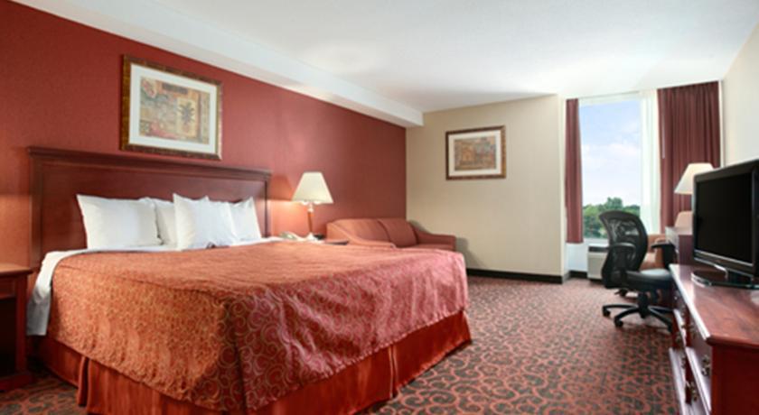 Ramada By Wyndham Niagara Falls/Fallsview Room photo